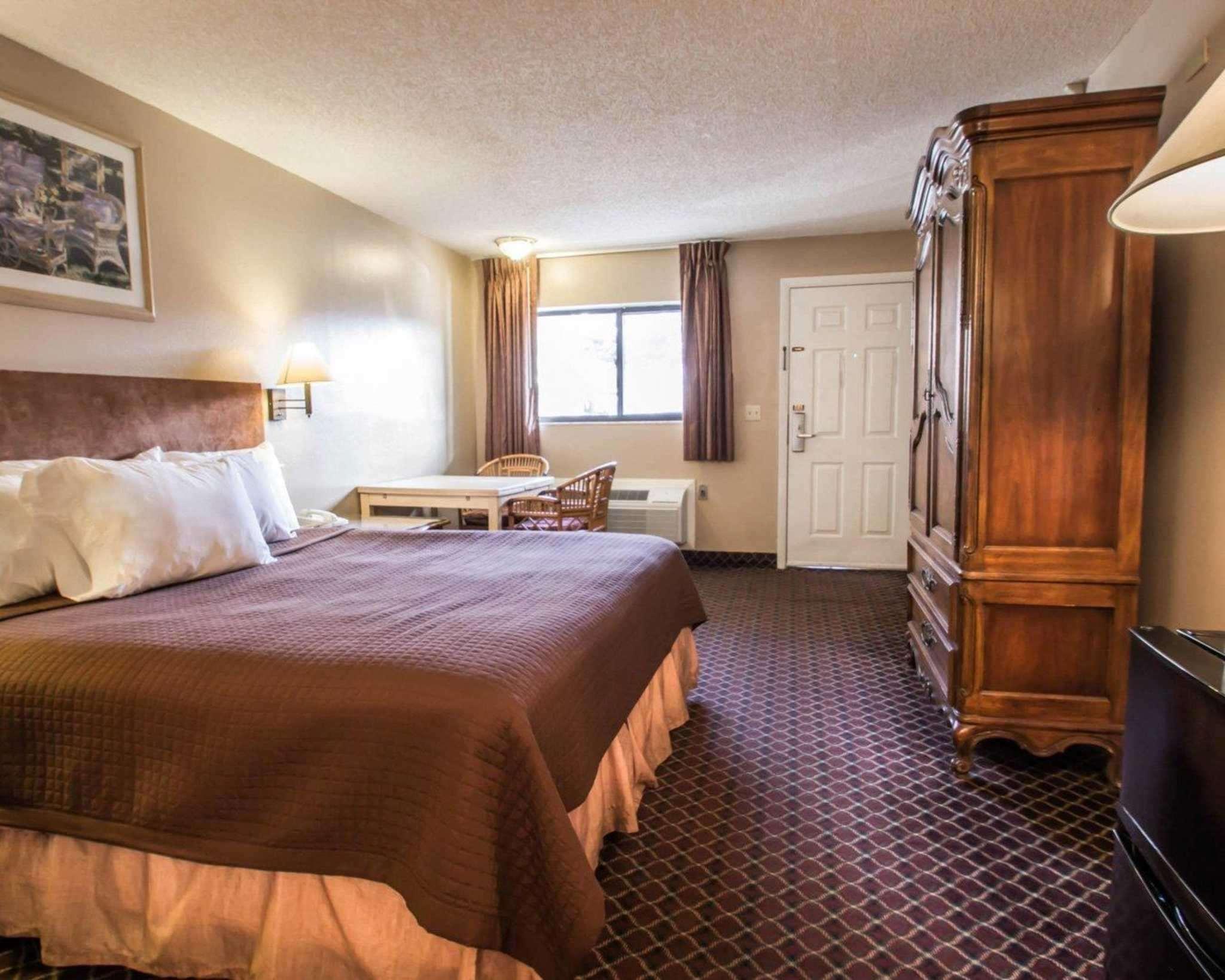 Rodeway Inn Forest City Экстерьер фото