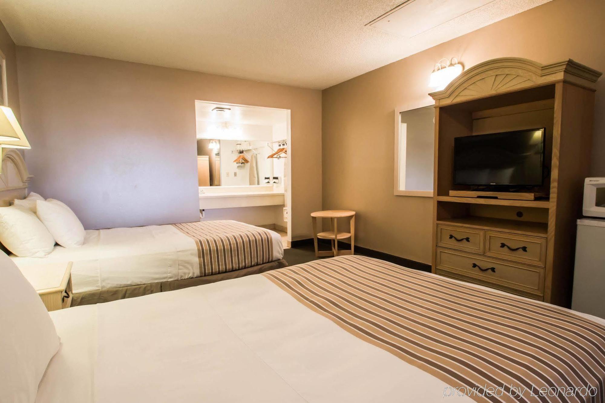 Rodeway Inn Forest City Экстерьер фото